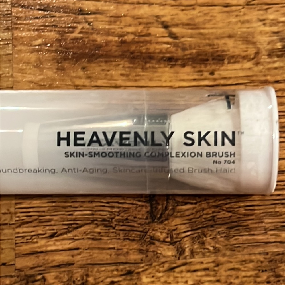 It Cosmetics Complexion Brush(New) - Picture 3 of 4